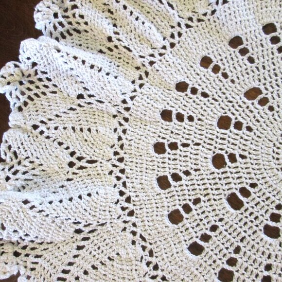 Vtg large 22"(56cm)round crocheted ecru white cotten table doily 22"(56cm) x 22" - Picture 7 of 11